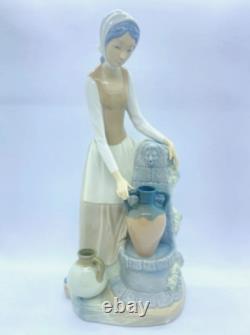 NAO Lladro 136 Girl at the Fountain Woman Filling Water Jugs MWOB, RV$225