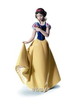 NAO Lladro Disney Porcelain Figurine 02001680 Snow White