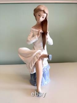 NAO Lladro Girl Combing Hair Porcelain Figurine Spain 9 Seated Woman