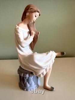 NAO Lladro Girl Combing Hair Porcelain Figurine Spain 9 Seated Woman