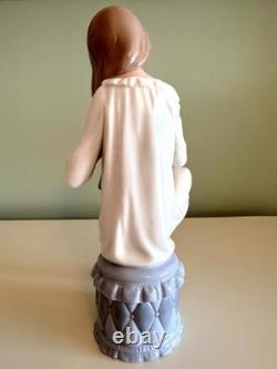 NAO Lladro Girl Combing Hair Porcelain Figurine Spain 9 Seated Woman