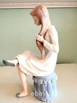 NAO Lladro Girl Combing Hair Porcelain Figurine Spain 9 Seated Woman
