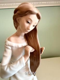 NAO Lladro Girl Combing Hair Porcelain Figurine Spain 9 Seated Woman
