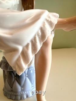 NAO Lladro Girl Combing Hair Porcelain Figurine Spain 9 Seated Woman