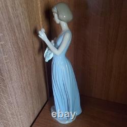 NAO Lladro My Little Bouquet Woman #1350 Lady in Blue Dress with Roses Figure