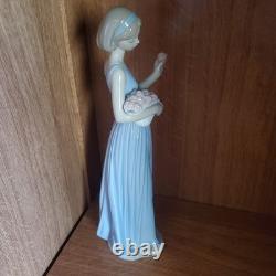 NAO Lladro My Little Bouquet Woman #1350 Lady in Blue Dress with Roses Figure