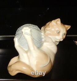 NAO-Lladro Spain Porcelain Figurine Pet Cat