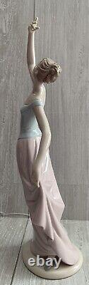 NAO Lladro The Dance is Over Figurine #1204 in Excellent Pre-Owned Condition