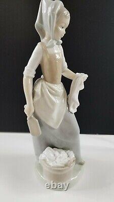 NAO Lladro Wash Day Girl Glazed Figurine Early 1970s Marking