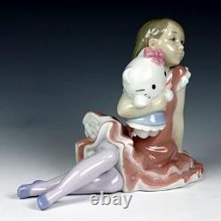 NAO Sister Brand Lladro Girl Stay By My Side Hello Kitty Sanrio Figure 5.5