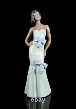 NAO by LLADRO -ON THE TOWN- FIGURE MODEL 1382 LADY WOMAN DRESS, BOXED