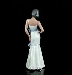 NAO by LLADRO -ON THE TOWN- FIGURE MODEL 1382 LADY WOMAN DRESS, BOXED