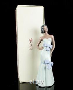 NAO by LLADRO -ON THE TOWN- FIGURE MODEL 1382 LADY WOMAN DRESS, BOXED