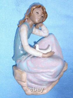 NAO by LLADRO Young Dreamy Girl with Dove H 25cm