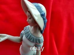 NAO by LLadro 1398 Lady with Butterfly in Hand Figure (The Butterfly's Dance)