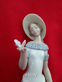 NAO by LLadro 1398 Lady with Butterfly in Hand Figure (The Butterfly's Dance)