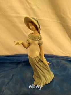 NAO by LLadro 1398 Lady with Butterfly in Hand Figure (The Butterfly's Dance)