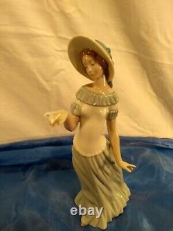 NAO by LLadro 1398 Lady with Butterfly in Hand Figure (The Butterfly's Dance)