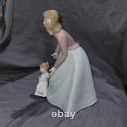 NAO by Lladro 1318 First Steps Porcelain Figurine Mother & Child Used