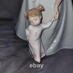 NAO by Lladro 1318 First Steps Porcelain Figurine Mother & Child Used