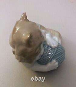 NAO by Lladro Cat with Ball of Wool String Porcelain Figure Made In Spain/MINT