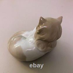 NAO by Lladro Cat with Ball of Wool String Porcelain Figure Made In Spain/MINT