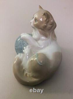 NAO by Lladro Cat with Ball of Wool String Porcelain Figure Made In Spain/MINT