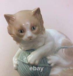 NAO by Lladro Cat with Ball of Wool String Porcelain Figure Made In Spain/MINT