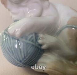 NAO by Lladro Cat with Ball of Wool String Porcelain Figure Made In Spain/MINT