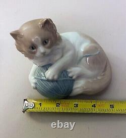 NAO by Lladro Cat with Ball of Wool String Porcelain Figure Made In Spain/MINT