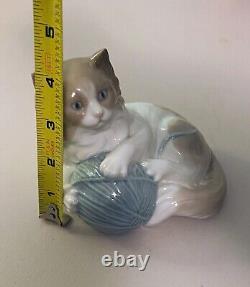 NAO by Lladro Cat with Ball of Wool String Porcelain Figure Made In Spain/MINT