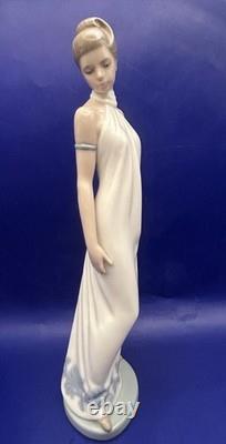 NAO by Lladro Elegance 1205 Vintage Porcelain Figurine