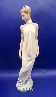 NAO by Lladro Elegance 1205 Vintage Porcelain Figurine