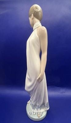 NAO by Lladro Elegance 1205 Vintage Porcelain Figurine