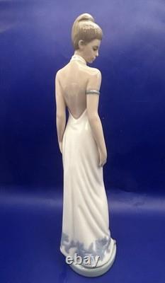 NAO by Lladro Elegance 1205 Vintage Porcelain Figurine