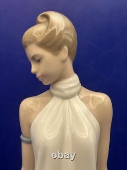NAO by Lladro Elegance 1205 Vintage Porcelain Figurine