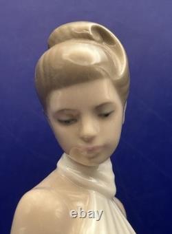 NAO by Lladro Elegance 1205 Vintage Porcelain Figurine