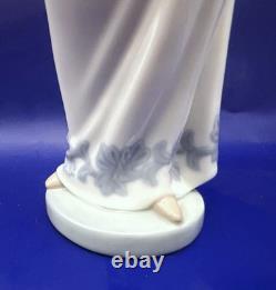 NAO by Lladro Elegance 1205 Vintage Porcelain Figurine