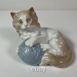 NAO by Lladro Kitten Cat with Ball of Wool String Porcelain Figure Made In Spain