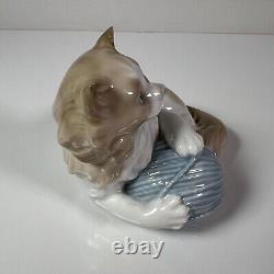 NAO by Lladro Kitten Cat with Ball of Wool String Porcelain Figure Made In Spain