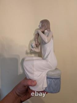 NAO by Lladró Porcelain Woman Brushing Hair Figurine Hand Painted Glossy 8 1999