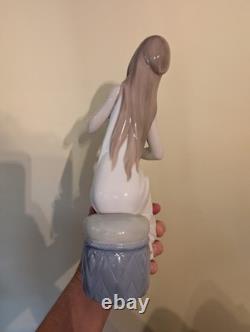 NAO by Lladró Porcelain Woman Brushing Hair Figurine Hand Painted Glossy 8 1999