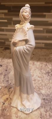 NAO by Lladro The Sophisticate 12 figurine- Spanish Lady with Fan Retired