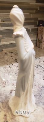 NAO by Lladro The Sophisticate 12 figurine- Spanish Lady with Fan Retired