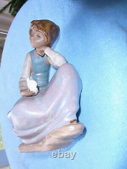 NAO by Lladro Young Dreamy Girl with Dove H 25 cm