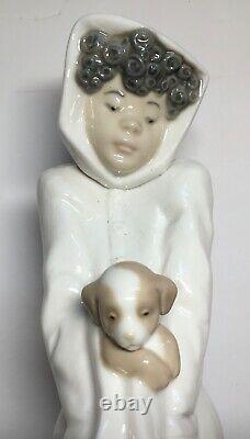 Nao By Lladro 01296- Young Winter Brillo 11-3/4 Tall Black Girl Cradling Puppy