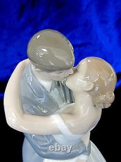 Nao By Lladro #1613 A Kiss Forever Bnib Love Bride & Groom Bridal Cake Topper Fs