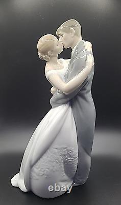 Nao By Lladro #1613 A Kiss Forever Love Bride & Groom Bridal Cake Topper Wedding