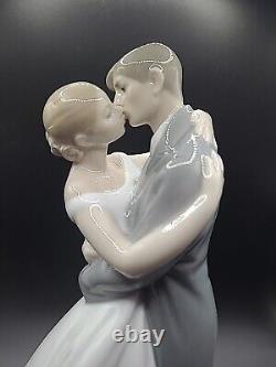 Nao By Lladro #1613 A Kiss Forever Love Bride & Groom Bridal Cake Topper Wedding