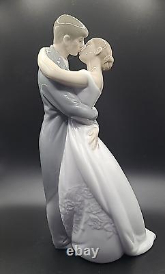 Nao By Lladro #1613 A Kiss Forever Love Bride & Groom Bridal Cake Topper Wedding